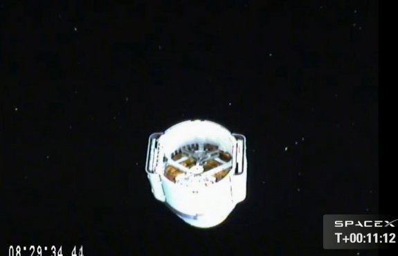 Dragon kapsülünün Falcon 9 roketinden ayrıldıktan sonra roket üzerindeki kameradan çekilen görüntüsü. 