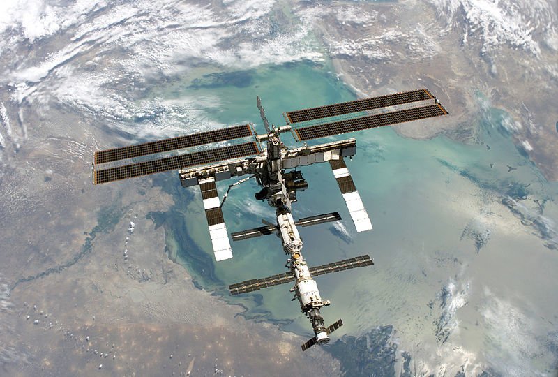 Uluslararası Uzay İstasyonu'nun Discovery Uzay Mekiği'nden çekilmiş bir pozu. Arkada ise Hazar Denizi ve Volga Deltası görünüyor.