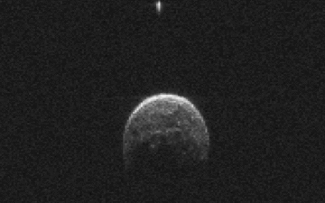 NASA tarafında 20 fotoğrafın birleştirilmesi ile oluşturulan videoda yörüngesindeki ay da görülmekte.