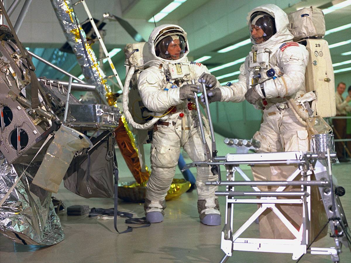 Apollo 12 ekibinden Pete Conrad ve Al Bean, Kennedy Uzay Üssü’nde bulunan Uçuş Ekibi Çalışma Binası’nda kurulan iniş bölgesi platosunda, araç dışı görevler için araştırma yapıyorlar.