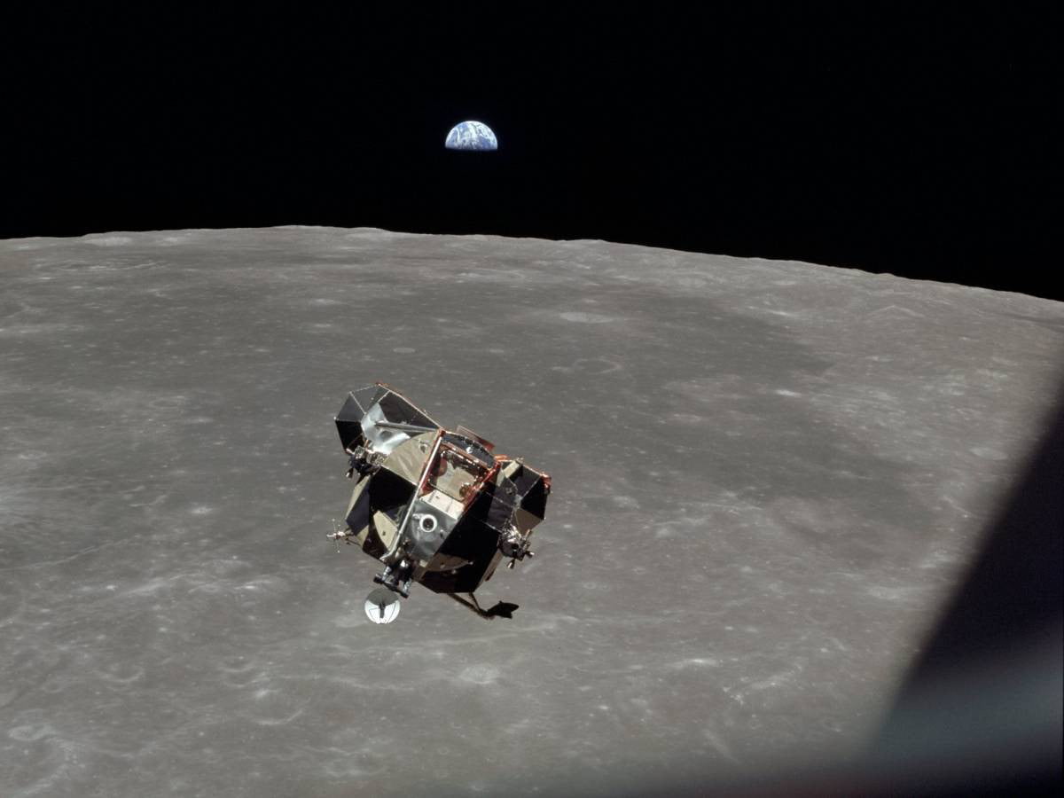 Apollo 11’in ay modülü, aya ilk ayak basışın ardından kumanda modülüne doğru yükseliyor. 