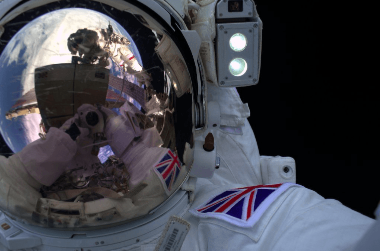 İngiliz Astronot Uzay Yürüyüşü Sırasında Selfie Çekti