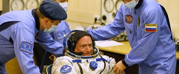 Astronot Uzaydan 5 Santim Uzayarak Döndü