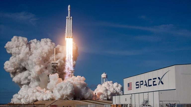 SpaceX’in İlk İnsanlı Uzay Mekiği Denemesi Başarıyla Gerçekleşti