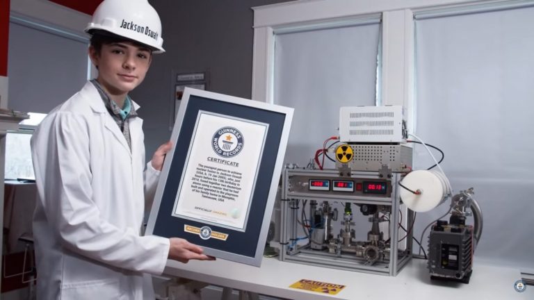 ABD’li Jackson Oswalt 12 yaşındayken yaptığı nükleer füzyon reaktörü ile 2021 yılına ait Guinness Rekorlar Kitabı’nda yer aldı.