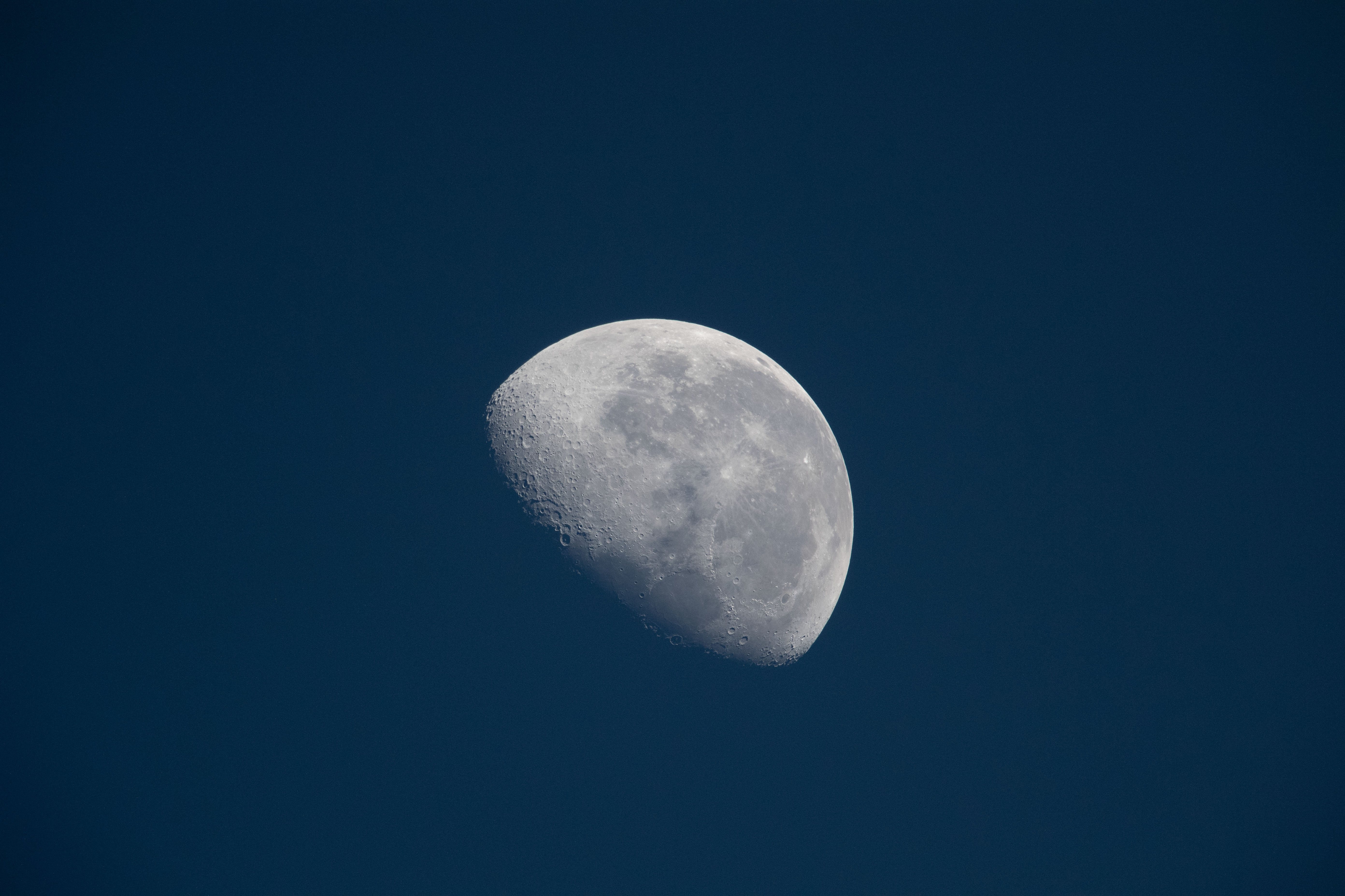 Mayıs 2021'de Uluslararası Uzay İstasyonu'ndan görülen gibbous ay.