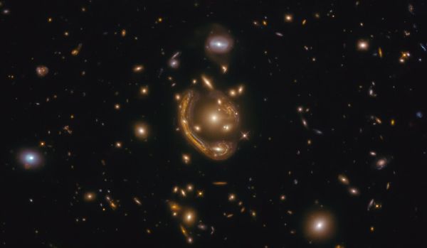 Bir Hubble Uzay Teleskobu görüntüsü, bilim insanlarının bugüne kadar incelediği en eksiksiz Einstein halkalarından birini gösteriyor.